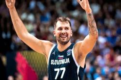 东契奇回归赛场，绝杀首场状态亮眼，加拿大队观众沸腾！的简单介绍